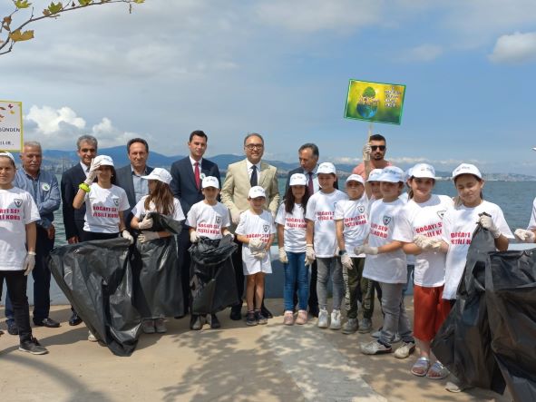 Gölcük’te çevreci çocuklar büyüklerine örnek oldu