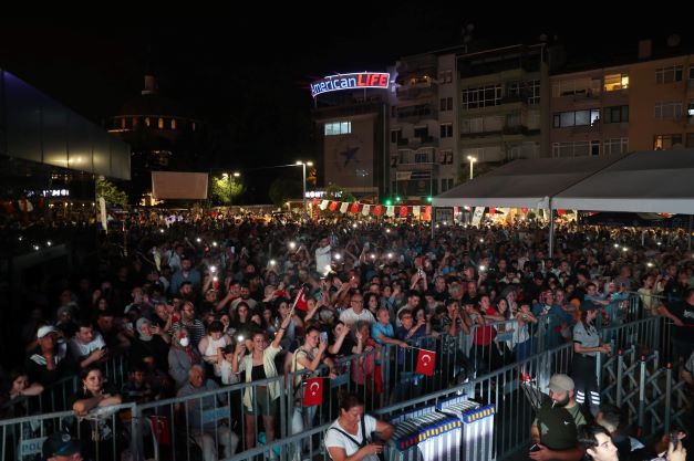 Klarneti konuşturan adam İzmitlileri kurtuluş gününde büyüledi