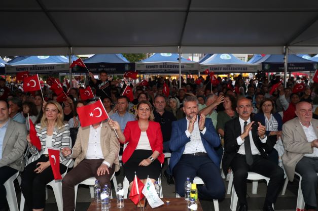 Klarneti konuşturan adam İzmitlileri kurtuluş gününde büyüledi