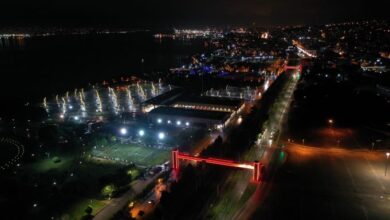 Kocaeli’nin üst geçitleri kırmızı renkle ışıklandırıldı
