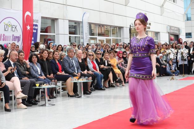 Muhteşem defile ile İZMEK sergisi açıldı