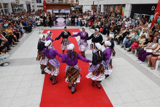Muhteşem defile ile İZMEK sergisi açıldı