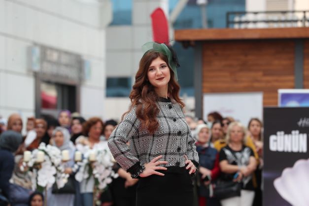 Muhteşem defile ile İZMEK sergisi açıldı