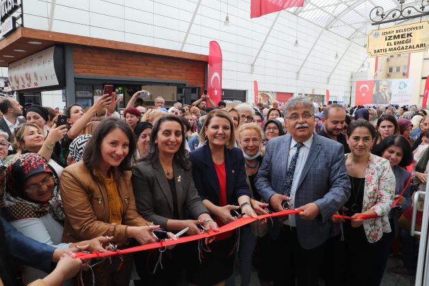 Muhteşem defile ile İZMEK sergisi açıldı