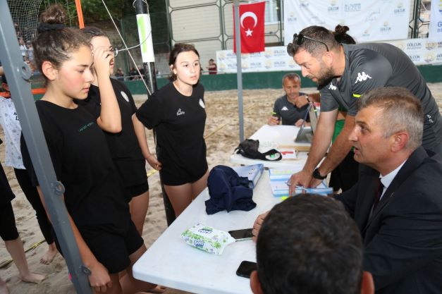 Play Voleybolu Turnuvası, rekor katılımla başladı