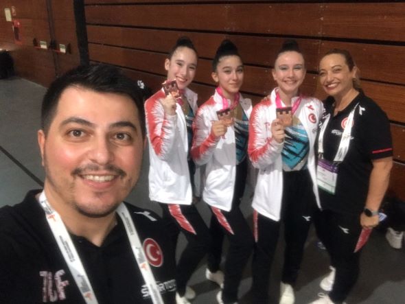 Yuvam İzmit Cimnastik Kulübü kurucu antrenörü milli hakem ve Türkiye Aerobik Cimnastik Federasyonu Komite Üyesi Akın Poyraz