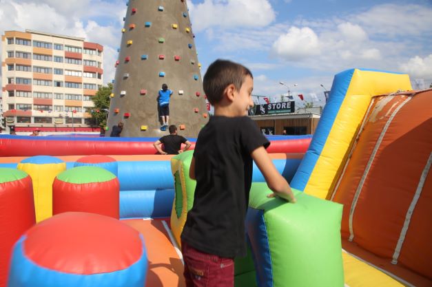 Bayram şenliğinde renkli görüntüler ortaya çıktı