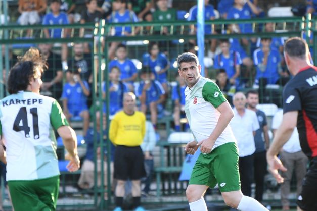 Kartepe'de Şöhretler Futbol Turnuvası Protokolle Başladı