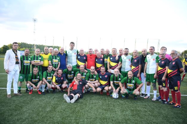 Kartepe'de Şöhretler Futbol Turnuvası Protokolle Başladı