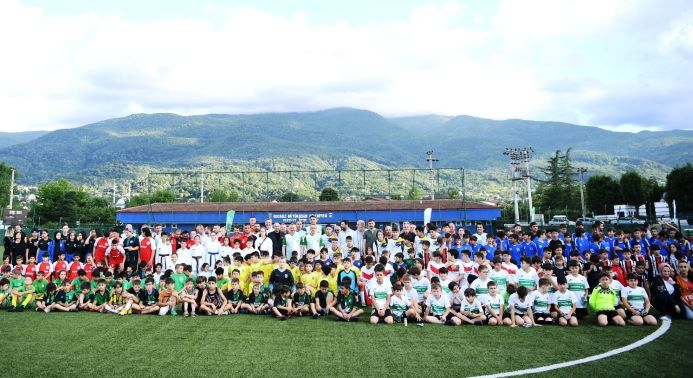 Kartepe'de Şöhretler Futbol Turnuvası Protokolle Başladı