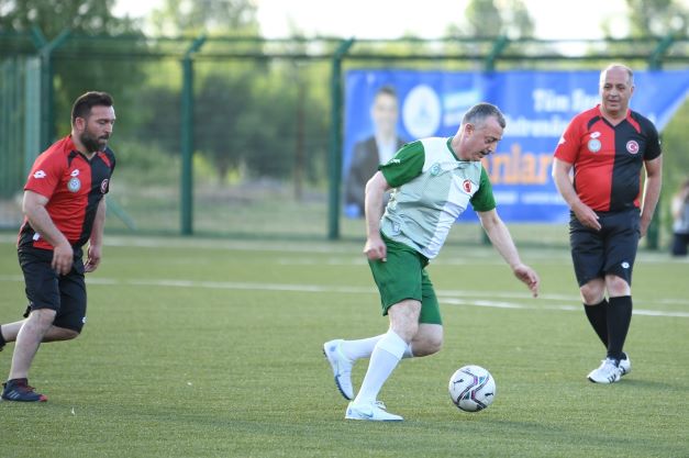 Kartepe'de Şöhretler Futbol Turnuvası Protokolle Başladı