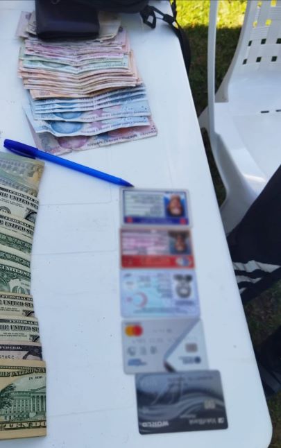 Para dolu çantayı sahibine ulaştırdı