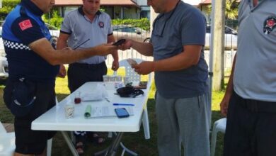 Para dolu çantayı sahibine ulaştırdı