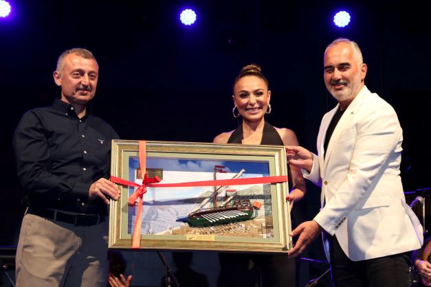 Ziynet Sali, Karamürsel’in kurtuluş gününe coşku kattı