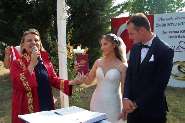 Başkan Hürriyet Gülümse Cafe’de yılın ilk nikahını kıydı