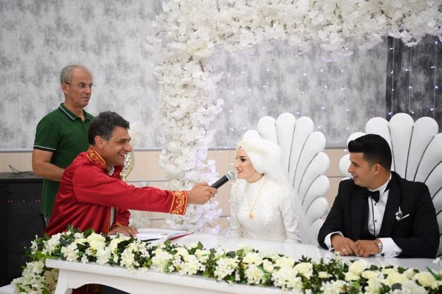 Cemiyetlerin tümüne yetişmeye çalışıyor