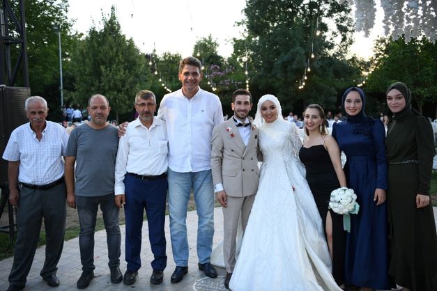 Cemiyetlerin tümüne yetişmeye çalışıyor