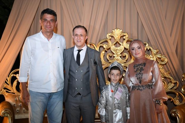 Cemiyetlerin tümüne yetişmeye çalışıyor