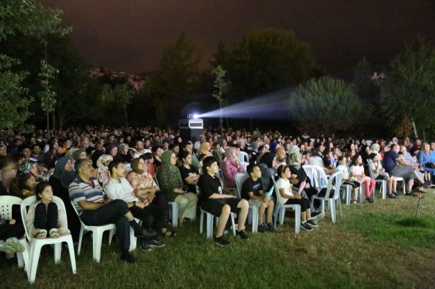 Gölcüklüler Açık Hava Sinema Akşamlarını Çok Sevdi