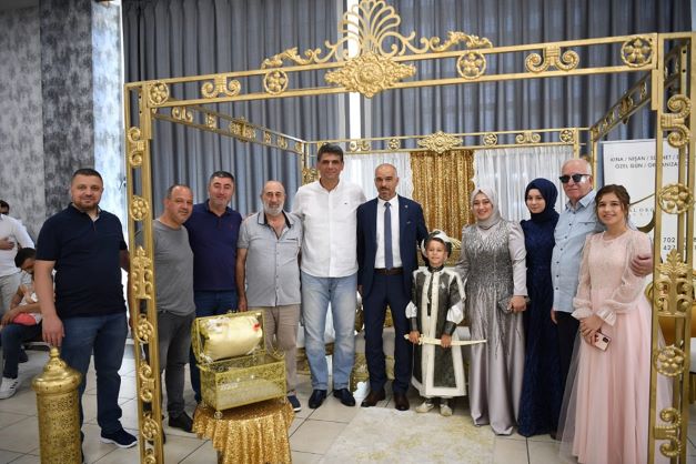 Cemiyetlerin tümüne yetişmeye çalışıyor