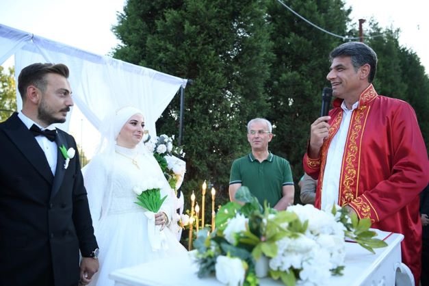 Cemiyetlerin tümüne yetişmeye çalışıyor