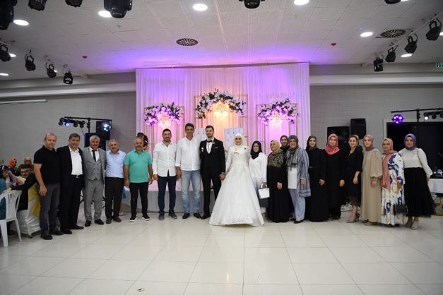 Cemiyetlerin tümüne yetişmeye çalışıyor