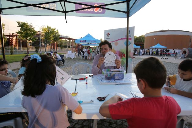 Meraklı gözlerle gökyüzünü gözlemlediler