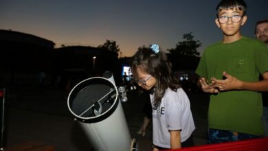 Meraklı gözlerle gökyüzünü gözlemlediler