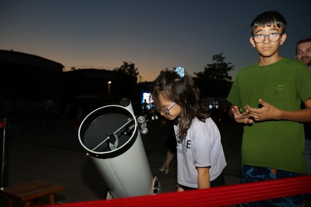 Meraklı gözlerle gökyüzünü gözlemlediler