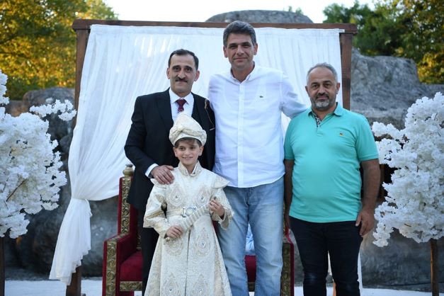 Cemiyetlerin tümüne yetişmeye çalışıyor