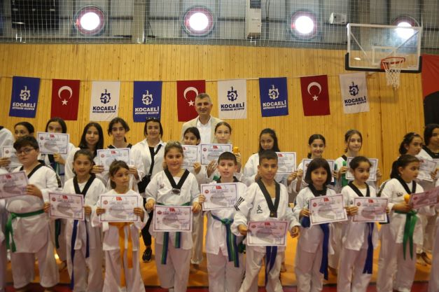 310 Gölcük Belediyesi Taekwando Sporcusu Kuşak Atladı