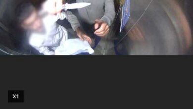 Asansör kabinlerine zarar verdiler