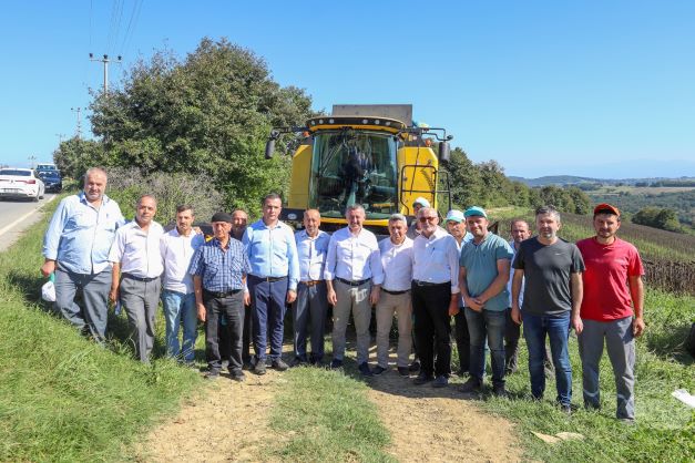 Başkan Büyükakın ayçiçeği hasadı yaptı