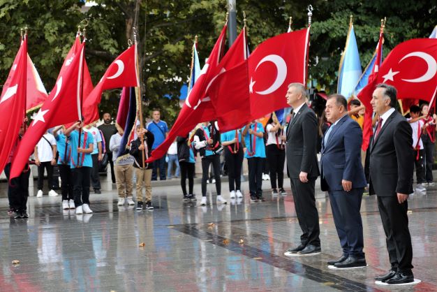 Başkan Sezer, Öğrencilerin İlk Ders Heyecanına Ortak Oldu