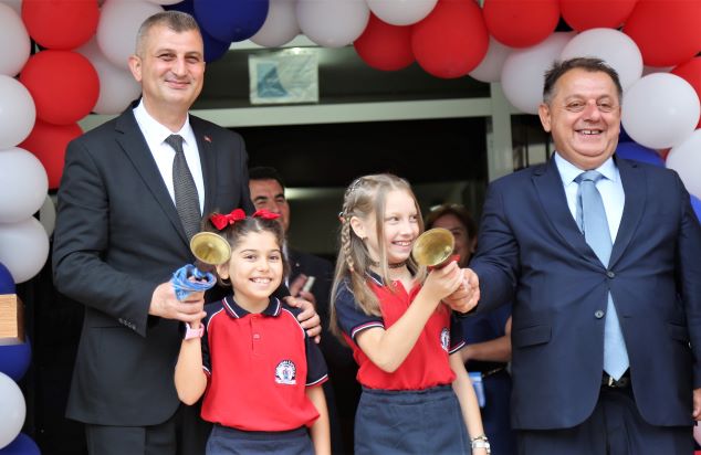 Başkan Sezer, Öğrencilerin İlk Ders Heyecanına Ortak Oldu