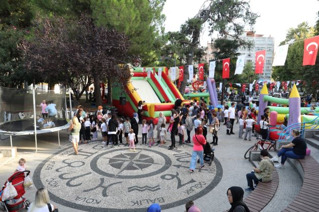 Cumhuriyet Parkı çocuk cıvıltılarıyla şenlendi