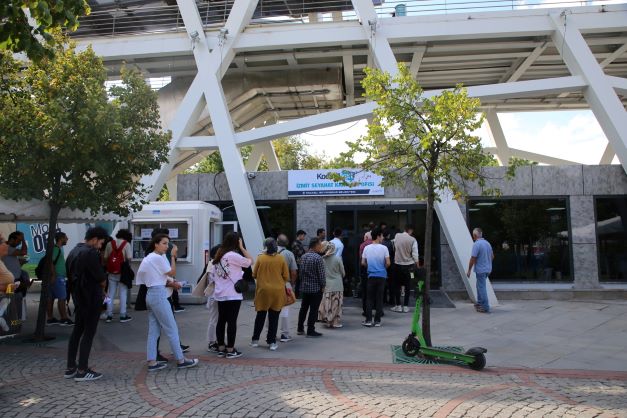 İzmit Seyahat Kartları Merkezi öğrencilerle dolup taşıyor