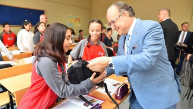 KSO Başkanı Ayhan Zeytinoğlu ve protokol üyeleri, öğrencilere içlerinde kırtasiye malzemeleri olan okul çantalarını dağıttı.