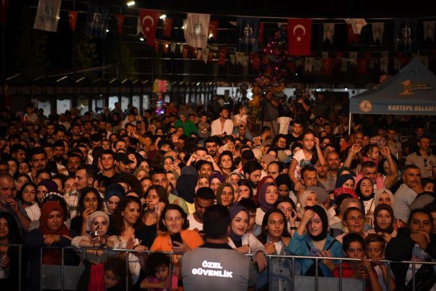 Kartepe'de Soner Sarıkabadayı Coşturdu