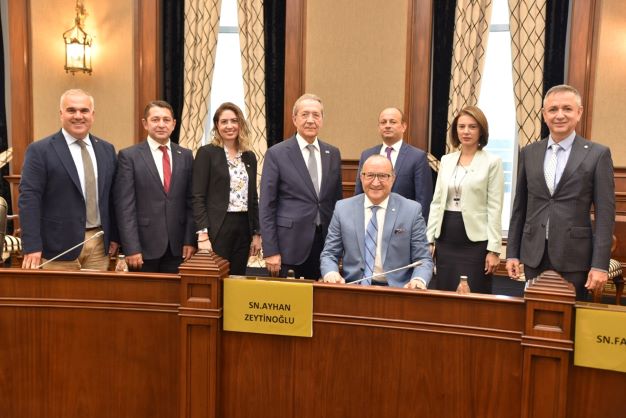 KSO Yönetim Kurulu Başkan Yardımcısı Çınar Ulusoy, Meclis Başkanı Hasan Tahsin Tuğrul, Genel Sekreter Memet Barış Turabi ile ilgili oda personeli törende hazır bulundu.