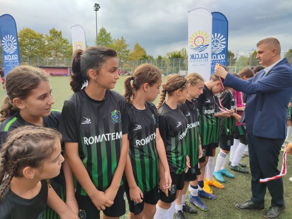 U-13 Kız Futbol Turnuvasının Şampiyonu Kocaeli Kadın Futbol
