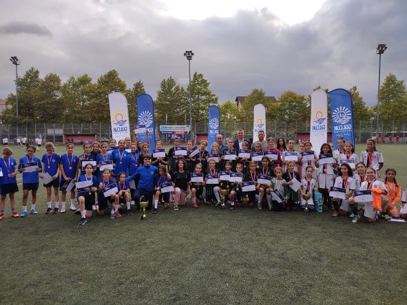 U-13 Kız Futbol Turnuvasının Şampiyonu Kocaeli Kadın Futbol
