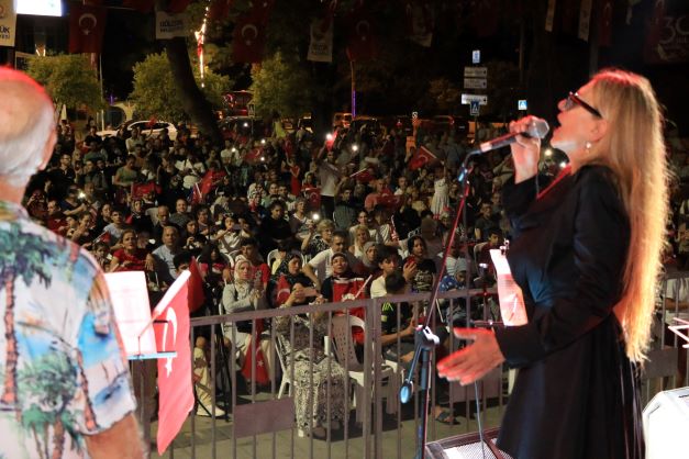 Usta Çı-Rock konseriyle geçmişe yolculuk yaptılar