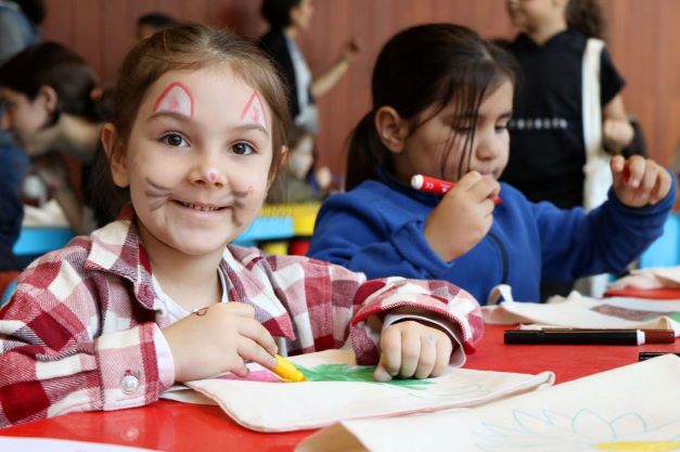 Bu festivalde kadınlar eğleniyor, çocuklar oynuyor