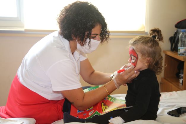 Çık Dışarıya Oynayalım şenliği Çocuk Hastanesi’nde