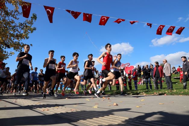 Genci ve yaşlısı binlerce sporsever Cumhuriyet aşkına koştu