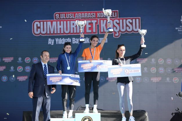 Genci ve yaşlısı binlerce sporsever Cumhuriyet aşkına koştu