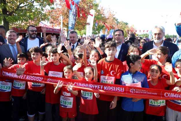 Genci ve yaşlısı binlerce sporsever Cumhuriyet aşkına koştu