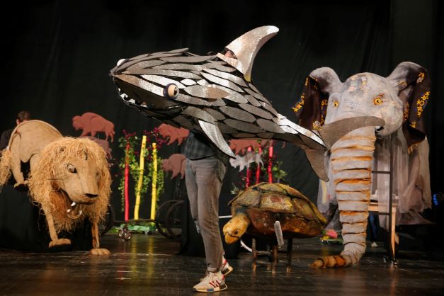 Dev kuklalar çöp sorununu bir çocuğun gözünden anlatacak