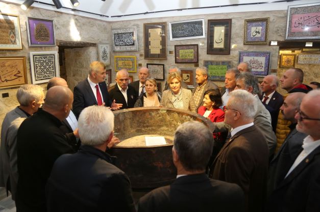 Gölcüklü Muhtarlar Sultan Babaya Hayran Kaldı